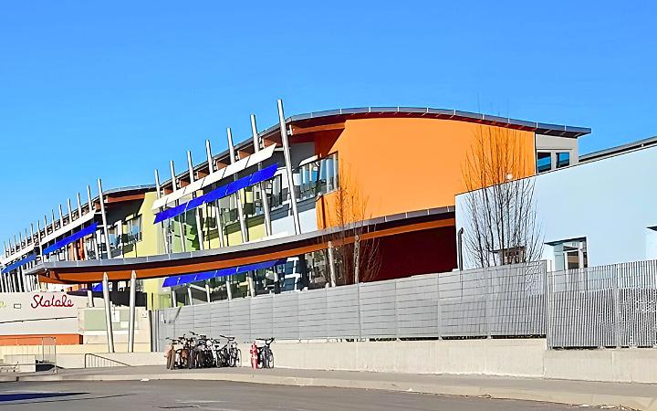 Raid vandalico nella scuola elementare per rubare le monetine delle macchinette