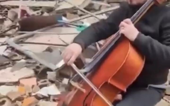 Violoncellista suona tra le macerie di Beirut, melodia di speranza