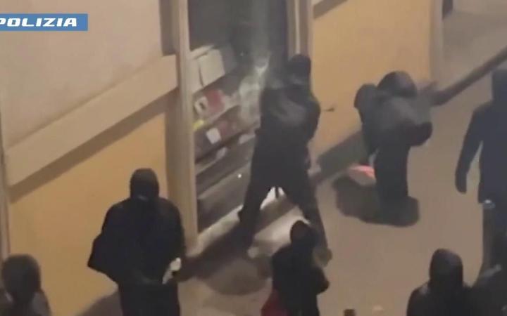 Anarchici, 12 condanne chieste per i "pro-Cospito" che devastarono il centro citt&agrave;