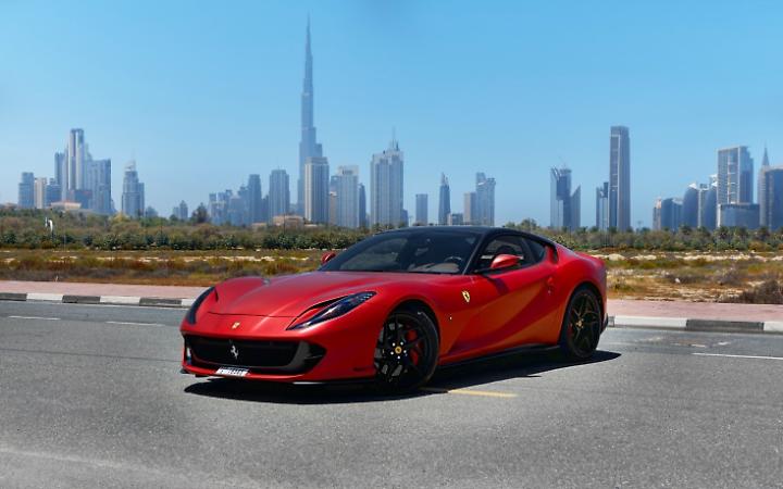 Ferrari mette in pausa il Medio Oriente: vendite sospese, e il titolo cala