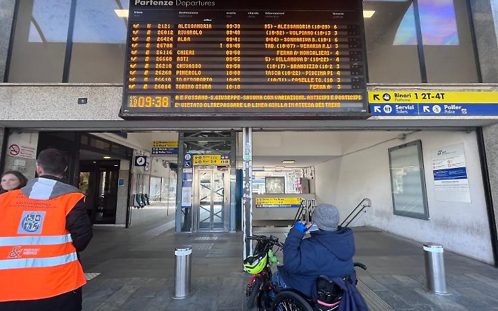 L&rsquo;odissea in carrozzina per prendere il treno