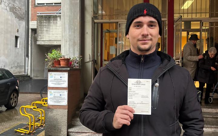 Edoardo per la prima volta ai seggi: "Il voto? E' il dono della Democrazia"