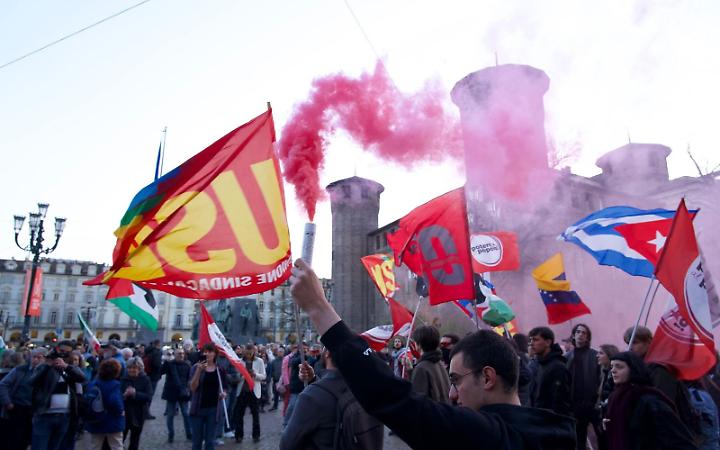 "Fuori il Pd dal presidio". E il comitato del "No" parte in corteo&nbsp;