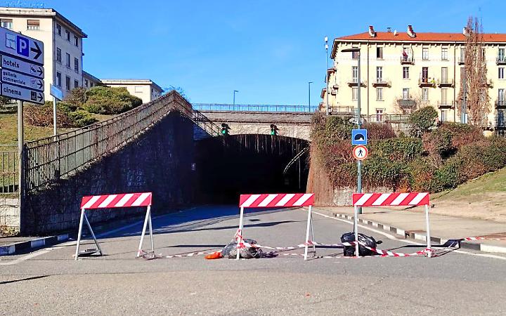 Chiuso per un incendio, il sottopasso di corso Spezia sta per riaprire: ecco date e stato dei lavori