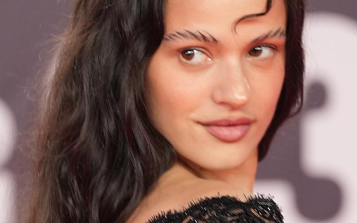 Malore sul palco per Rosal&iacute;a: concerto interrotto a Milano