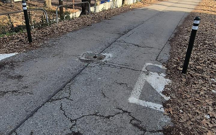 Rimosso e gettato il dissuasore: e il parco torna a essere una discarica abusiva