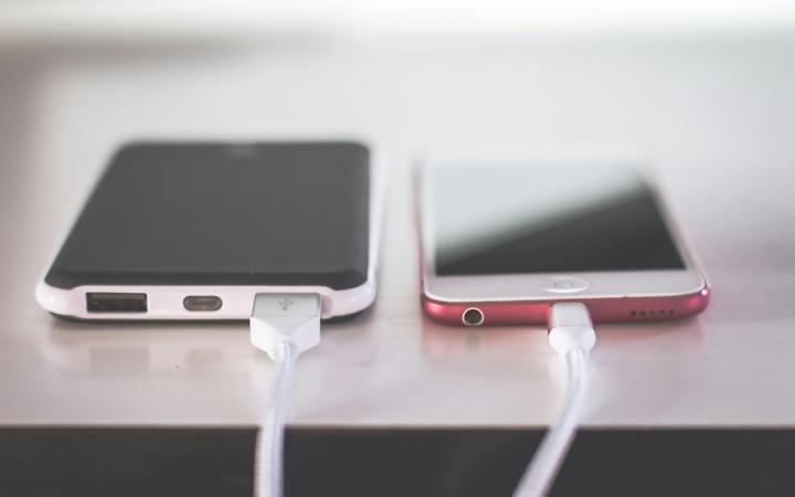 Caricare lo smartphone con accessori non originali: quando &egrave; davvero un pericolo?