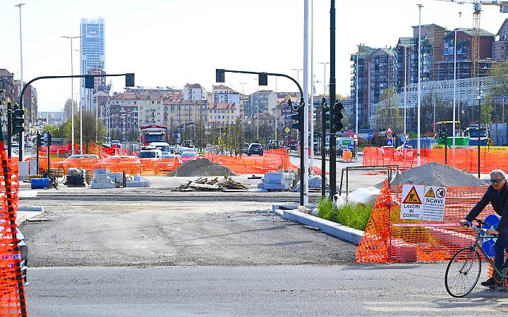 Piazza Baldissera, lavori in ritardo di due mesi. E ora nel sottosuolo "spunta" l'antico Canale Lucento