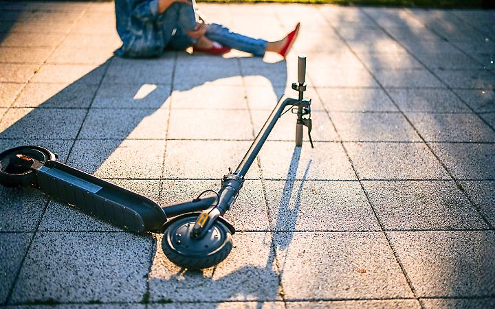 Sul marciapiede in monopattino, si schianta contro l'auto del comandante dei vigili