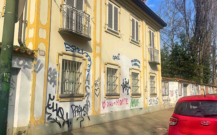 Lavori per milioni nel parco della Tesoriera ma i muri esterni sono in mano ai vandali