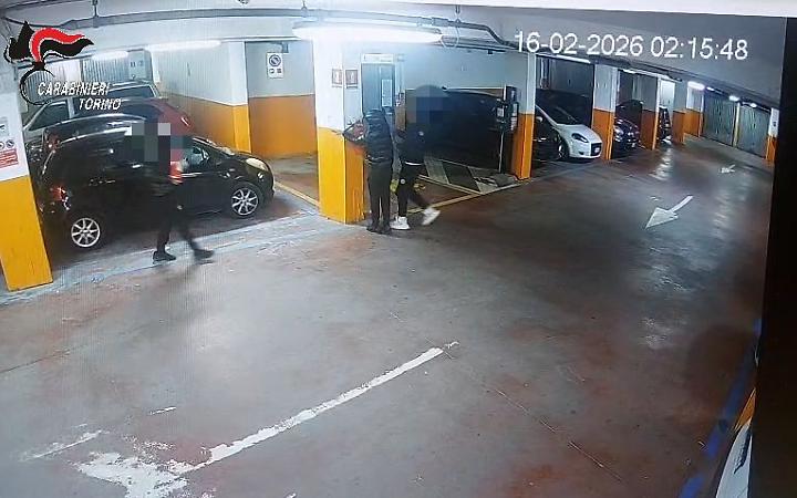 Rivoli, minorenni svuotano estintori sulle auto