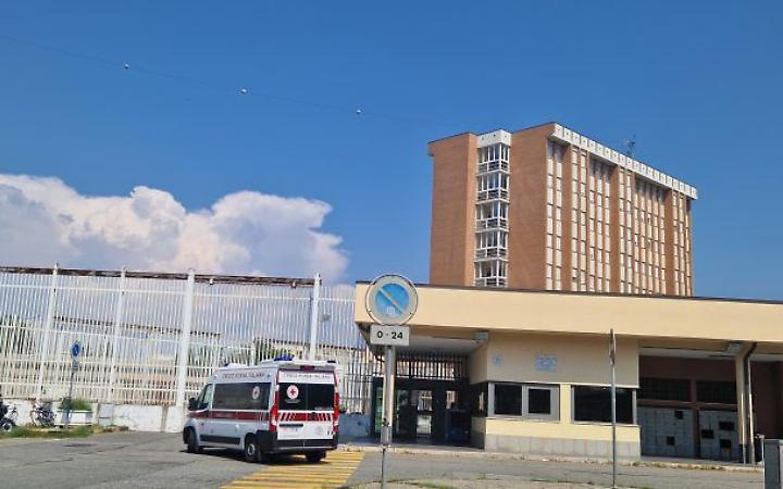 Caos in tribunale e in carcere: un agente finisce in ospedale