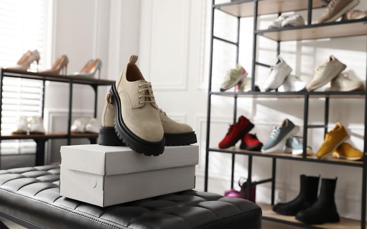 Calzature, il Piemonte corre all&rsquo;estero: export +11,2% nel 2025, ma perde imprese e lavoro