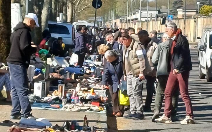 Suk di via Carcano tra le auto, residenti furiosi: &laquo;Rischio per le auto&raquo;