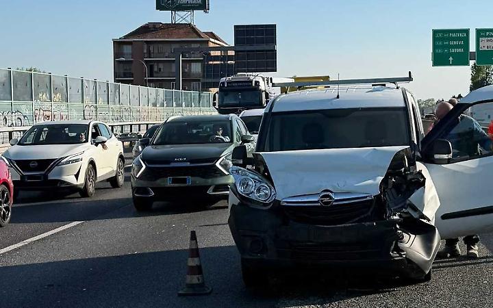 Scontro tra tre veicoli in corso Francia: traffico in tilt verso Milano