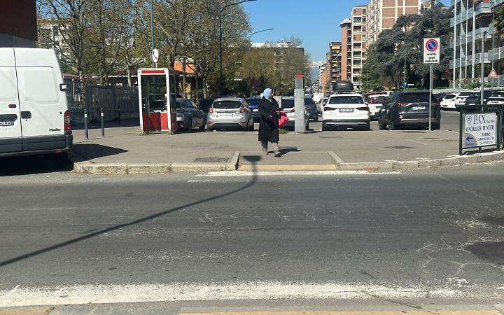Le strisce pedonali sono fantasmi: attraversare &egrave; ormai una challenge