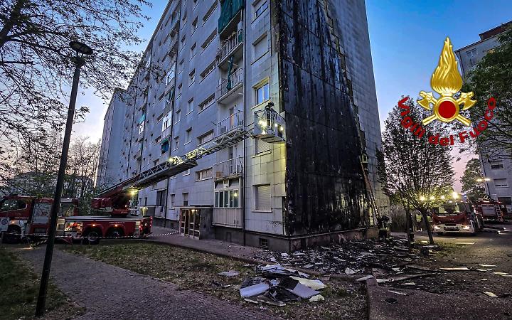 Torino, rogo al palazzo di via Garrone: &laquo;Ho bruciato tutto&raquo;. Poi la retromarcia: ma la donna resta in carcere