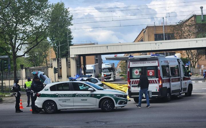 Donna investita e uccisa in corso Unione Sovietica: si cerca il tir