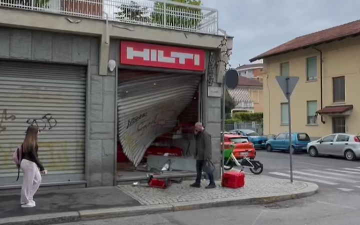 Spaccata in via Plava