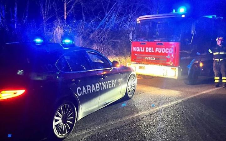 Fiamme nella notte a Orbassano: incendio in un&rsquo;officina, distrutti tre furgoni