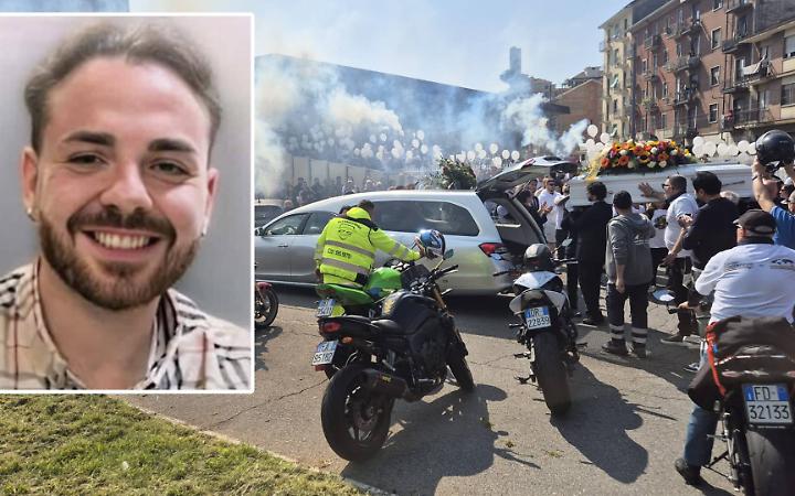 Sgasate e fuochi d'artificio. I biker salutano "Kekko", morto in via Sansovino