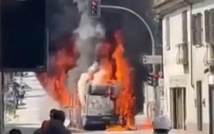 Bus in fiamme a Moncalieri: paura in strada, distrutto un mezzo della linea 67