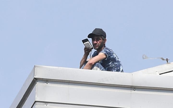 Santa Rita, &egrave; ancora sul tetto l'uomo che ieri mattina &egrave; salito in cima al palazzo di via Acciarini