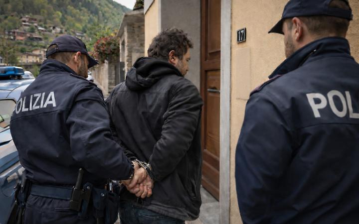 Torna sotto casa dei genitori nonostante il divieto