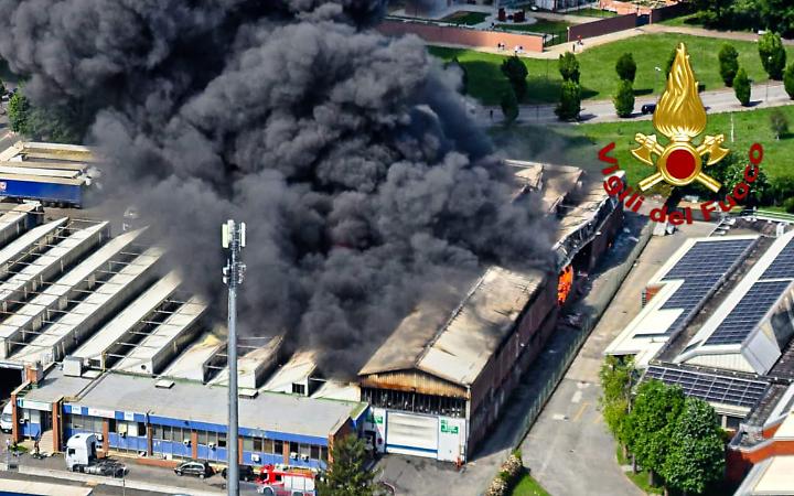 Beinasco, maxi incendio nella zona industriale: fumo nero e soccorsi in azione