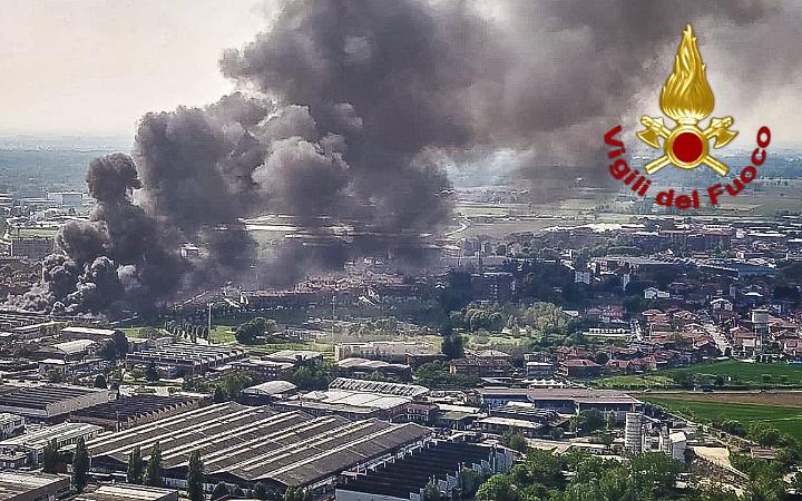 Spento il rogo di Beinasco, ecco cosa &egrave; successo. LE FOTO