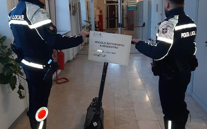 Monopattini e bici fuori legge