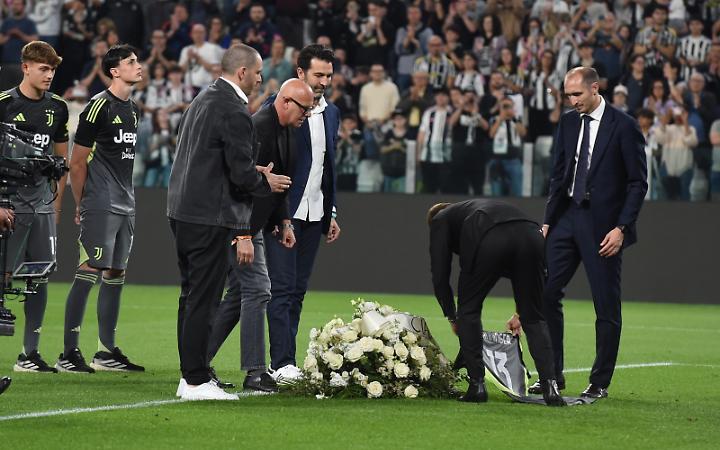 Juve, emozioni, rose bianche e lacrime: il ricordo di Manninger all'Allianz Stadium