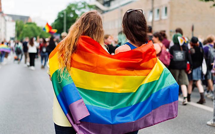 Aggredito per uno zaino arcobaleno