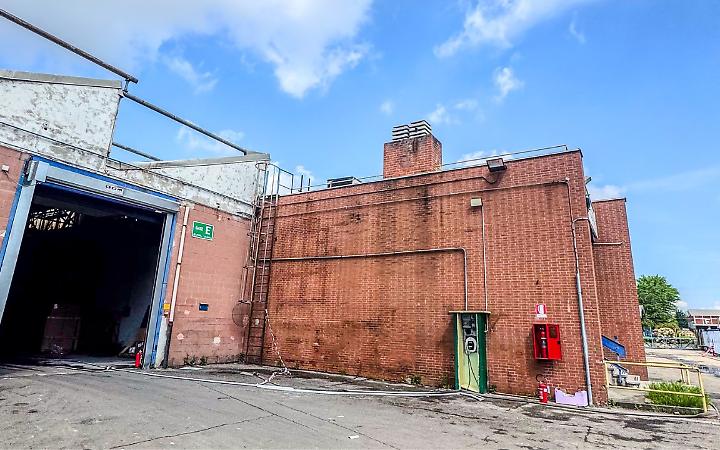 Incendio a Beinasco, emergenza finita: rogo spento e stabilimento sotto sequestro