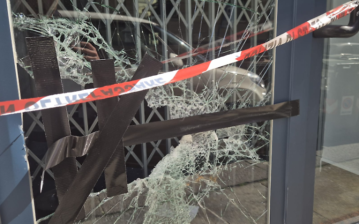 Rompe il vetro della boutique di lusso e ruba 4mila euro di scarpe: arrestato