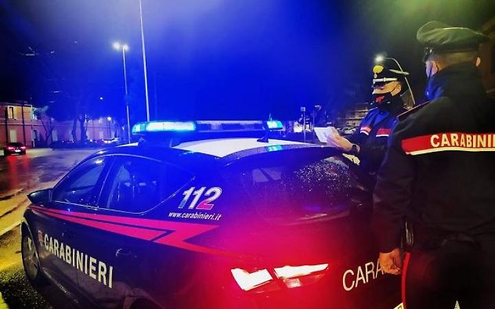 Auto contro il posto di blocco