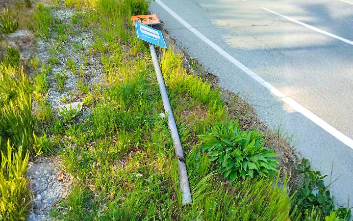 Il palo della fermata del bus tagliato dai ladri