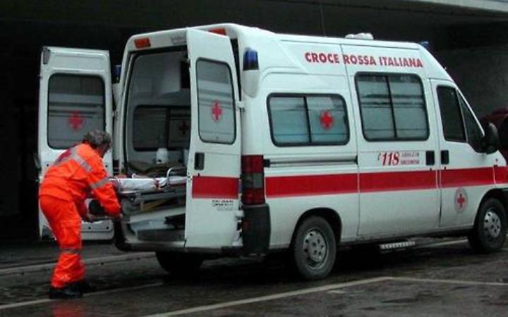 Auto si schianta contro un muro a Venaria: morta una donna di 65 anni