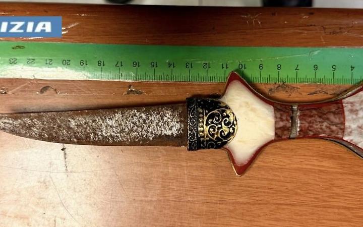 Borgo Vittoria, uomo armato di pugnale minaccia i passanti: arrestato dalla polizia