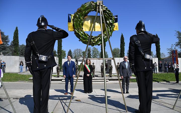 Gli omaggi della citt&agrave; ai Caduti