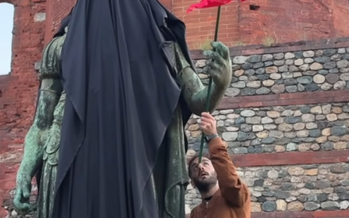 Torino, il 25 aprile di Extinction Rebellion: un telo nero su Cesare e Augusto e un messaggio al governo
