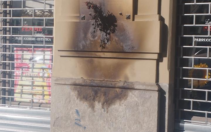 Bruciata la targa partigiana in Vanchiglia: &egrave; la quinta profanazione