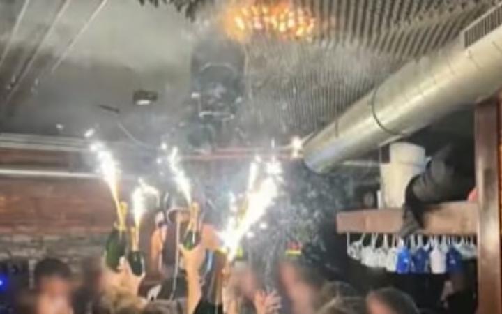 Strage di Crans-Montana, i video della verit&agrave;: &laquo;Jessica Moretti accese le candele e fugg&igrave; spingendo i ragazzi&raquo;