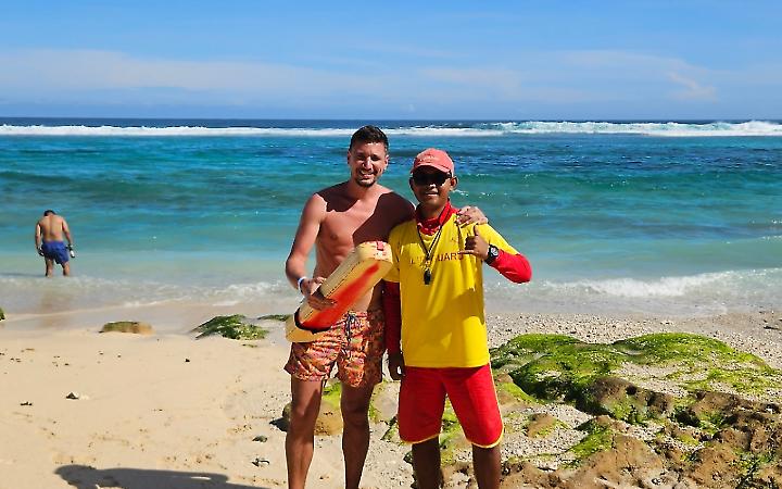 Bali, donna in difficolt&agrave; tra le onde