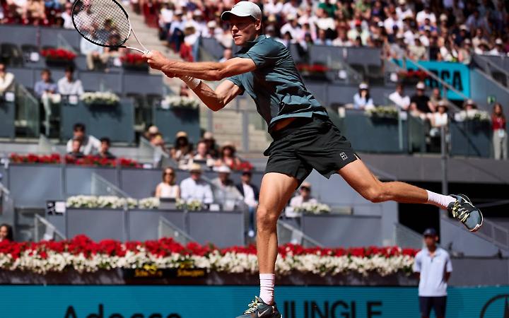 Jannik Sinner batte in due set Rafael Jodar ed &egrave; in semifinale al Masters 1000 di Madrid