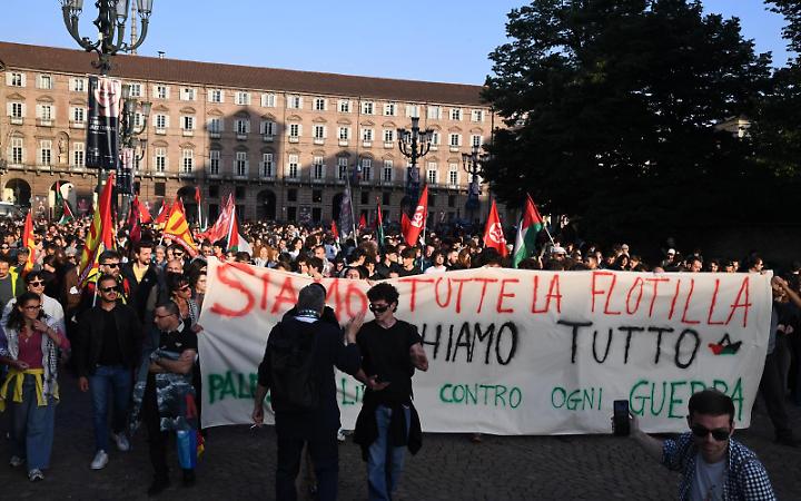 Il presidio in piazza Castello