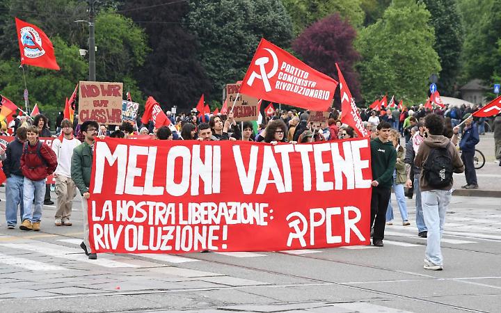 Primo Maggio, spintoni al corteo tra Pd e Fronte Comunista
