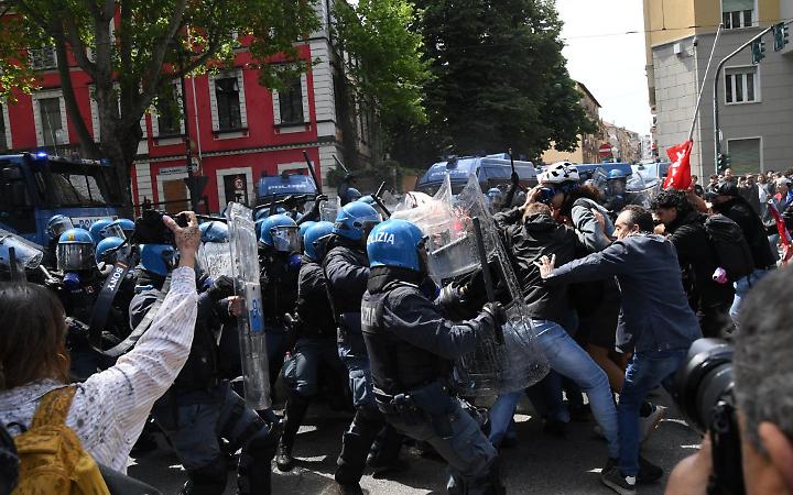 Idranti, lacrimogeni e polizia in antisommossa: la tensione si alza a Torino durante il corteo