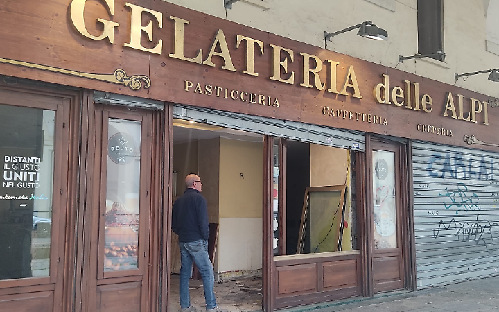 Lavori alla Gelateria delle Alpi