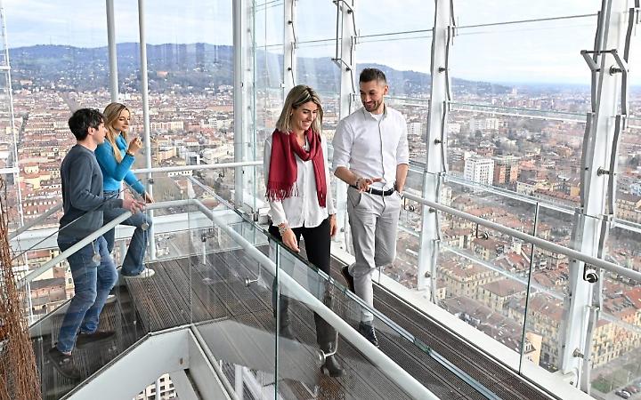 Intesa Sanpaolo, premi fino a 3.200 ai dipendenti (e azioni per 6.000 euro) in Italia